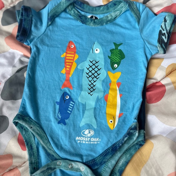 LIKE NEW Mossy Oak Onesie Set - Picture 3 of 4